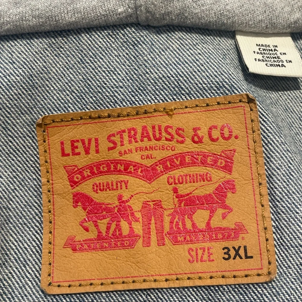 Levi's Blue Denim Jacket with Light Gray Hooded Sleeves - Picture 4 of 4